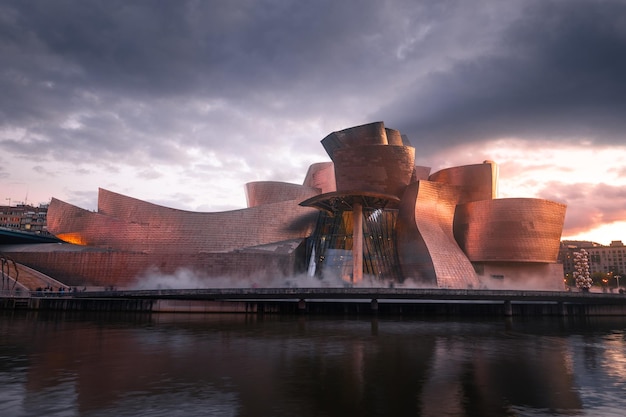 Widok na słynne Muzeum Guggenheima w Bilbo, Bizkaia, Kraj Basków.