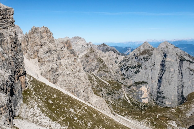 Widok na słynne szczyty Dolomitów latem Dolomity grupy Brenta Włochy