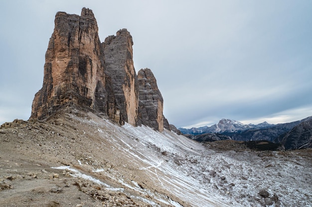 Widok na słynne szczyty Tre Cime w Parku Narodowym Tre Cime di Lavaredo Alpy Dolomiti Południowy Tyrol Włochy