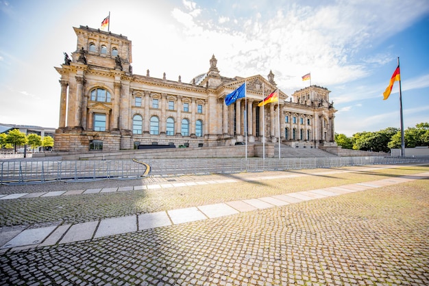 Widok Na Słynny Budynek Parlamentu Reichtagu Z Flagą W Porannym świetle W Berlinie