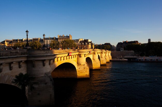 Widok na słynny most Pont Neuf o słoneczny letni zachód słońca Paryż