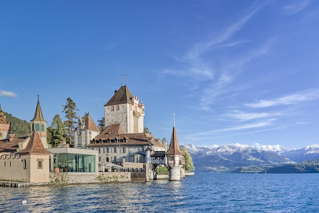 Widok na słynny zamek Oberhofen nad brzegiem jeziora Thun