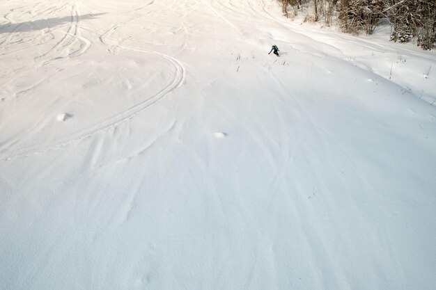 Widok na snowboard na stoku narciarskim