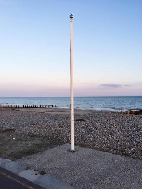 Zdjęcie widok na spokojną plażę na tle nieba