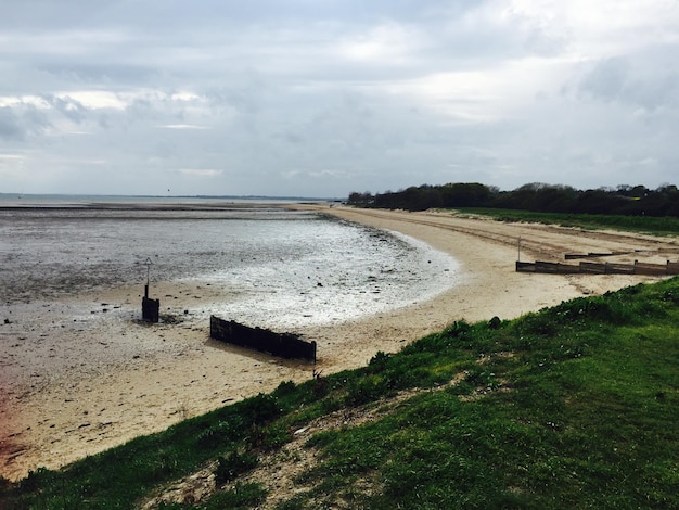 Widok na spokojną plażę na tle nieba