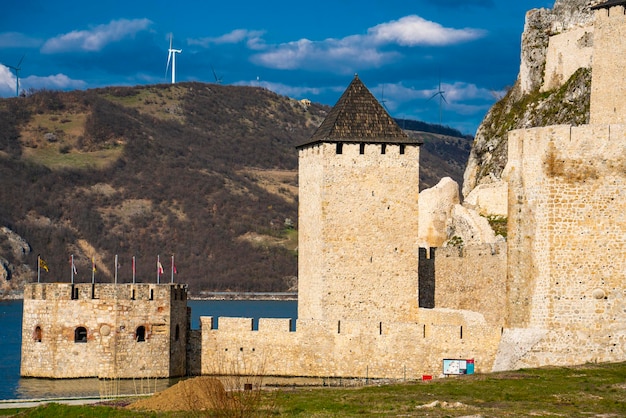 Widok na średniowieczną fortecę Golubac w Serbii