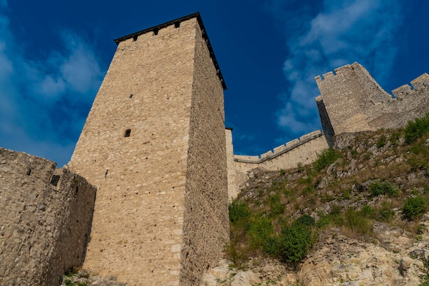 Widok na średniowieczną fortecę Golubac w Serbii