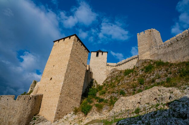 Widok na średniowieczną fortecę Golubac w Serbii