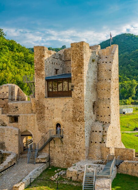 Widok na średniowieczną fortecę Golubac w Serbii