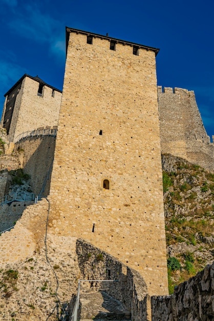 Zdjęcie widok na średniowieczną fortecę golubac w serbii