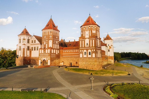 Widok na średniowieczny zamek MIR przy słonecznej letniej pogodzie