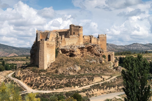 Widok na średniowieczny zamek Zorita de los Canes Guadalajara Castilla la Mancha Hiszpania