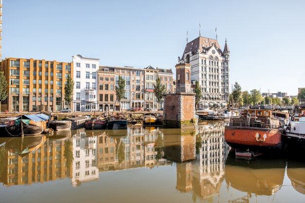Widok na starą część przystani Wijn z łodziami rano w Rotterdamie