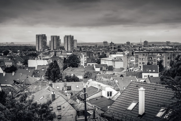 Widok na starą dzielnicę Zemun z nowoczesnymi budynkami na horyzoncie