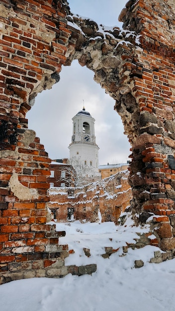 Widok Na Starą Wieżę Zegarową Przez Ruiny Ceglanego Muru Dzwonnica Katedry W Wyborgu