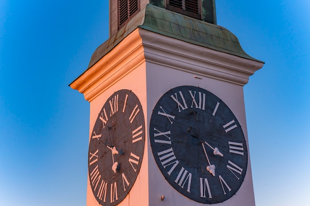 Widok na starą wieżę zegarową w twierdzy Petrovaradin w Nowym Sadzie, Serbia