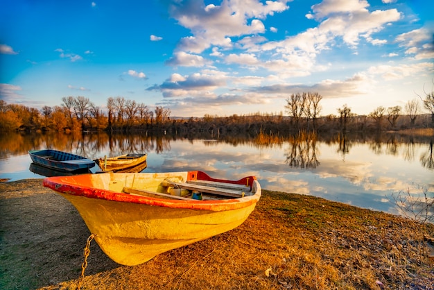 Widok Na Starą żółtą łódź Na Ziemi Nad Jeziorem