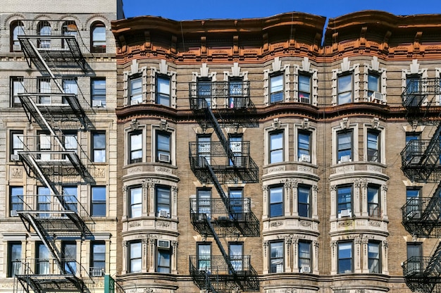 Widok na stare budynki mieszkalne i schody przeciwpożarowe w Nowym Jorku