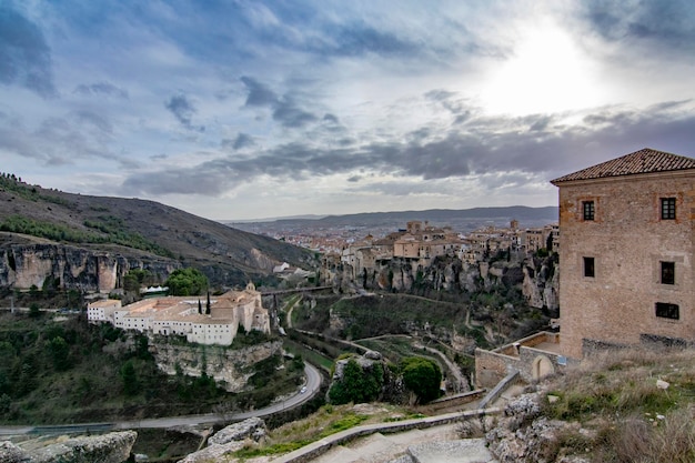 Widok na stare miasto Cuenca na szczycie skalistych wzgórz