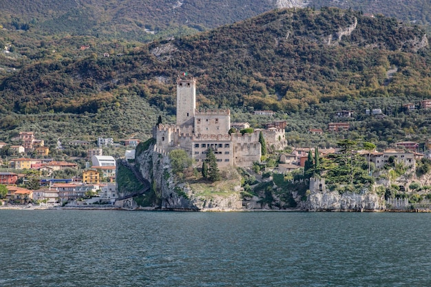 Widok na stare miasto i jezioro w Limone sul Garda we Włoszech