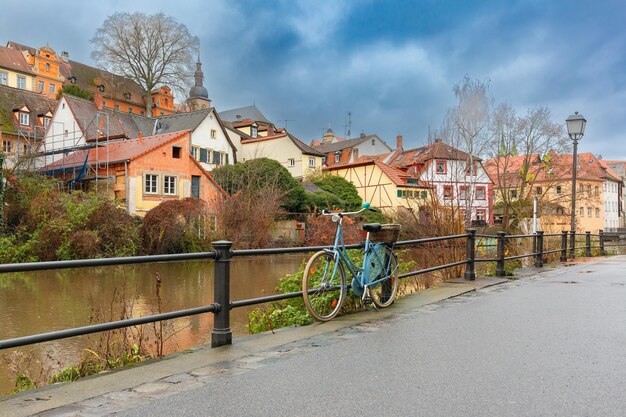 Zdjęcie widok na stare miasto nad rzeką regnitz w zimowy dzień bamberg bawaria górna frankonia niemcy