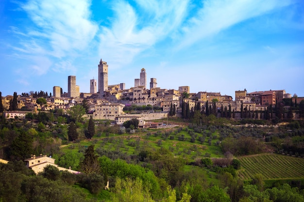 Widok na stare miasto San Gimignano i jego wieże w prowincji Siena. Toskania, Włochy