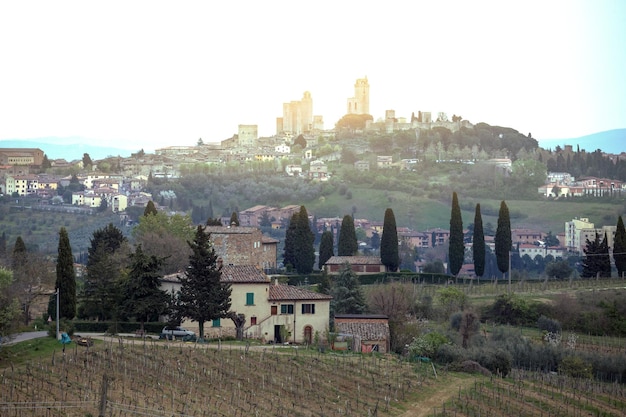 Widok na stare miasto San Gimignano i jego wieże w prowincji Siena. Toskania, Włochy