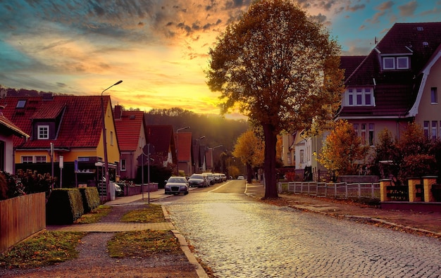 Widok na stare miasto w Europie w pięknym wieczornym świetle o zachodzie słońca Niemcy