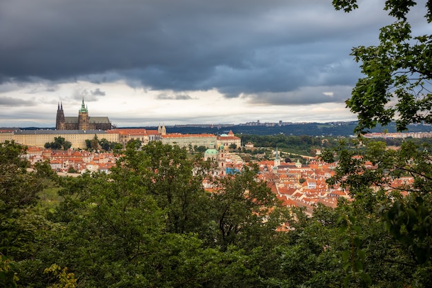 Widok na stare miasto w Pradze ze wzgórza Petrin