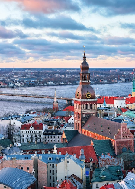 Widok na Stare Miasto w Rydze z katedrą i rzeką Dźwiną o zachodzie słońca w zimie