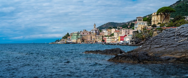 Widok na starożytną wioskę Bogliasco na włoskiej Riwierze