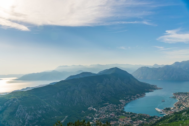 Widok na starożytne miasto Kotor i zatokę Boka Kotorska ze szczytu góry.