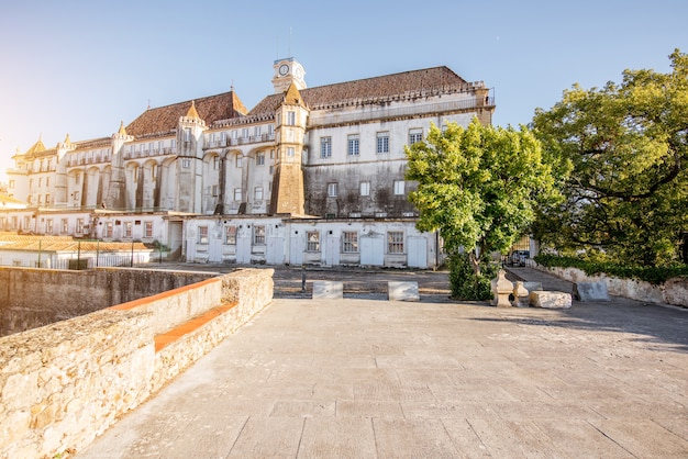 Widok na stary budynek uniwersytetu podczas zachodu słońca w mieście Coimbra podczas zachodu słońca w środkowej Portugalii