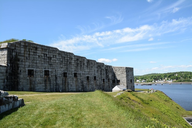 Widok na stary fort na chmurnym niebie