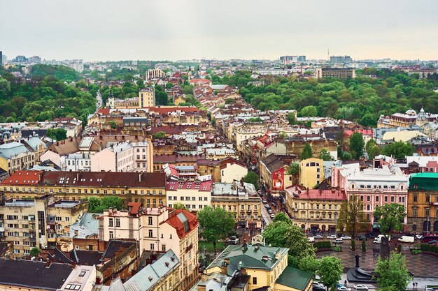 Widok na stary Lwów. Jasne kolorowe dachy domów w historycznym centrum miasta