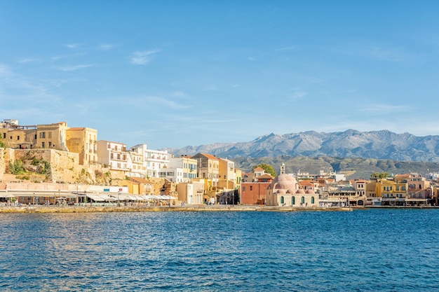 Widok na stary port wenecki w mieście Chania na wyspie Kreta, Grecja.