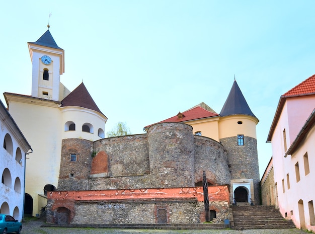 Widok na stary zamek Palanok (lub zamek Mukaczewo, Ukraina, zbudowany w XIV wieku)