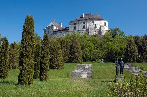 Widok na stary zamek w słoneczny dzień