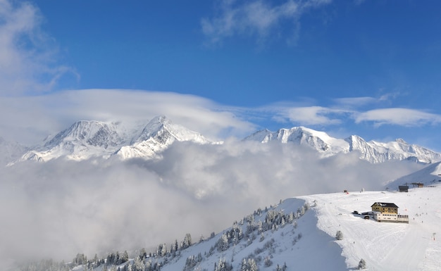 Widok na stoki narciarskie europejskiego ośrodka narciarskiego w zaśnieżonej dolinie Mont Blanc