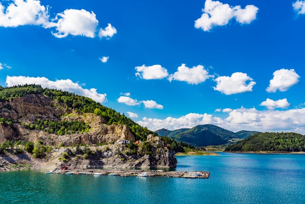 Widok na sztuczne jezioro Zaovine w Serbii