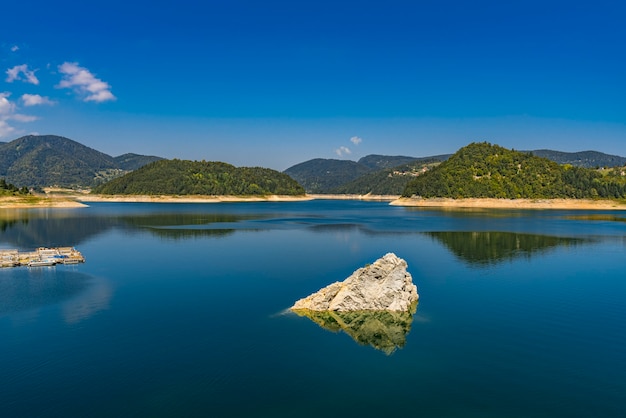 Widok Na Sztuczne Jezioro Zaovine W Serbii