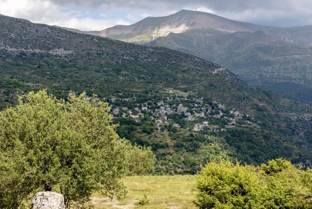 Widok na tradycyjną grecką wioskę Kalarrytes, która znajduje się na górze Baros na wysokości 1200 metrów gmina Północna Tzoumerka Ioannina jednostka regionalna Epir Grecja