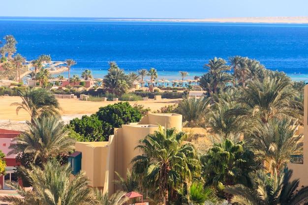 Widok na tropikalny kurort i Morze Czerwone w Hurghadzie Egipt