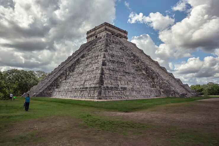 Zdjęcie widok na trzy czwarte piramidy w chichen itza #8