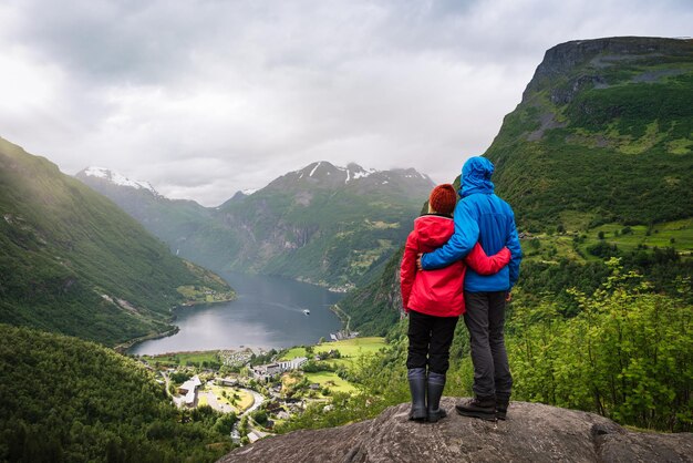 Widok na turystyczną wioskę Geiranger w Norwegii