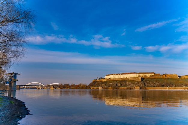 Widok na twierdzę Petrovaradin nad Dunajem w Nowym Sadzie, Serbia