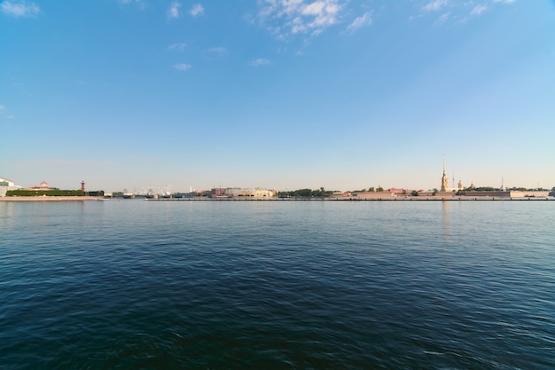 Widok na Twierdzę Piotra i Pawła i Mierzeję Wyspy Wasiljewskiej w Petersburgu