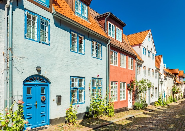 Widok na typową niemiecko-duńską ulicę z kolorowymi domami. Tradycyjny styl architektoniczny. Flensburg, Niemcy