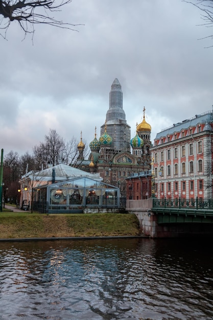 Zdjęcie widok na ul. kanał petersburski i kościół św. petersburg.