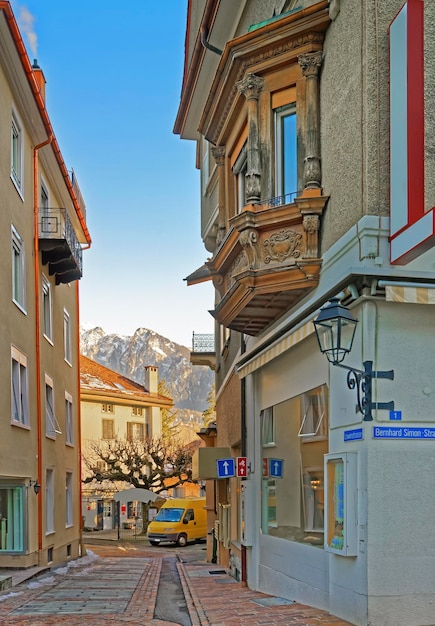 Widok na ulicę i Alpy w mieście Bad Ragaz. Bad Ragaz to miasto w kantonie St. Gallen w Szwajcarii. Leży nad Alpami Gryzońskimi. Wioska uzdrowiskowo-rekreacyjna znajduje się na końcu doliny Tamina